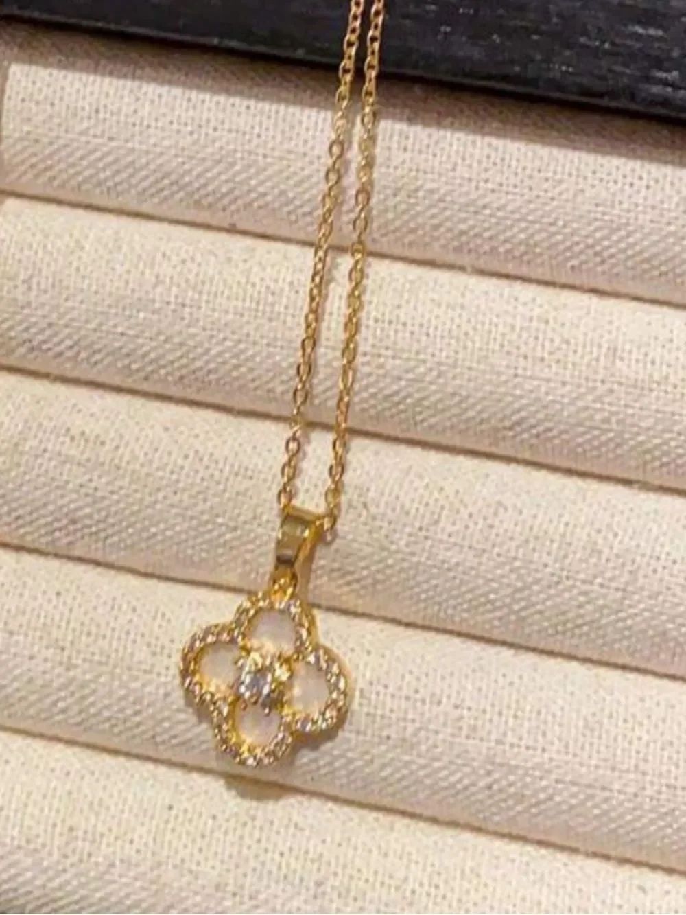 White clover necklace R678 - Picture 2 of 2